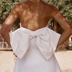 DISSH WHITE LINEN BACK BOW DRESS. Trendy! LIKE NEW! Worn once.